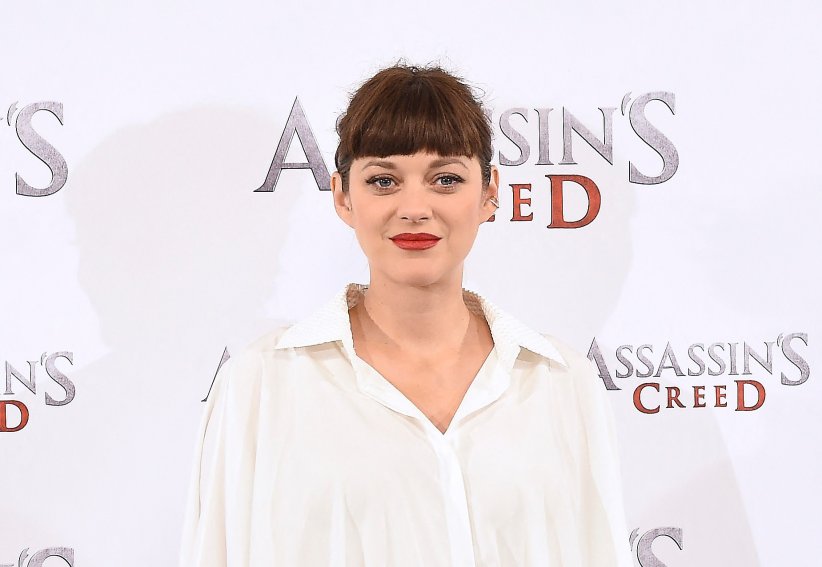 Marion Cotillard mise tout sur la frange avec un chignon Marion Cotillard mise tout sur la frange avec un chignon