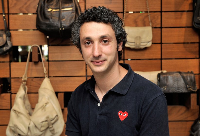 Jérôme Dreyfuss utilise un tote-bag en tissu Jérôme Dreyfuss utilise un tote-bag en tissu