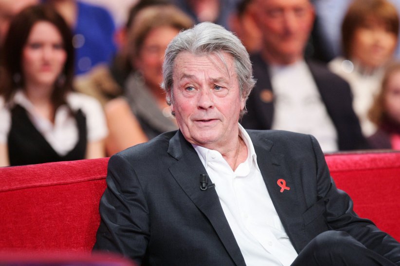 Alain Delon possède la nationalité suisse Alain Delon possède la nationalité suisse