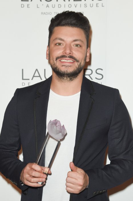 Kev Adams a réussi à poser avec une actrice de la série Kev Adams a réussi à poser avec une actrice de la série