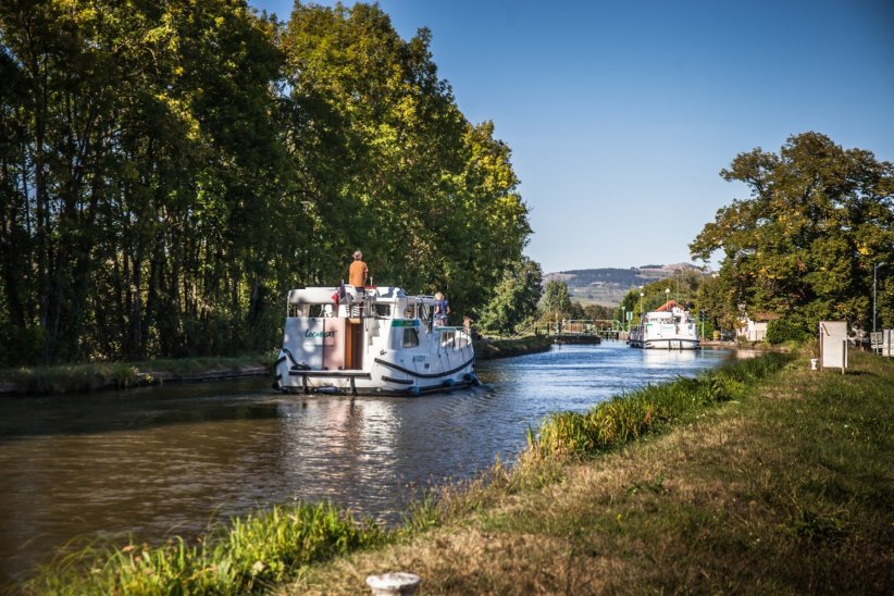 Le Canal de Bourgogne au rythme des péniches Le Canal de Bourgogne au rythme des péniches