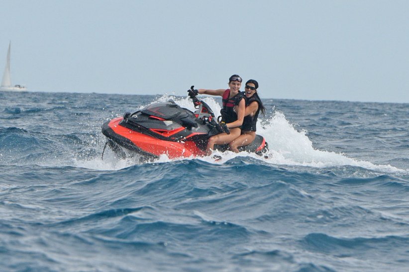 Le soeurs Jenner et Kardashian, le scooter des mers ça les connaît ! Le soeurs Jenner et Kardashian, le scooter des mers ça les connaît !