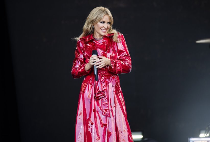 Kylie Minogue, émue à Glastonbury, 14 ans après son cancer Kylie Minogue, émue à Glastonbury, 14 ans après son cancer