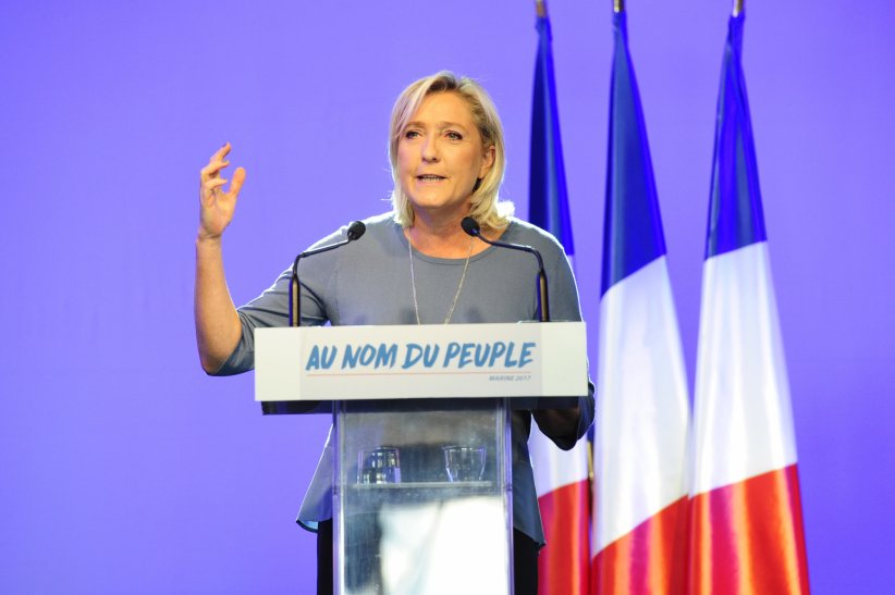 Marine Le Pen : invitée polémique de l'émission politique de Karine Le Marchand Marine Le Pen : invitée polémique de l'émission politique de Karine Le Marchand