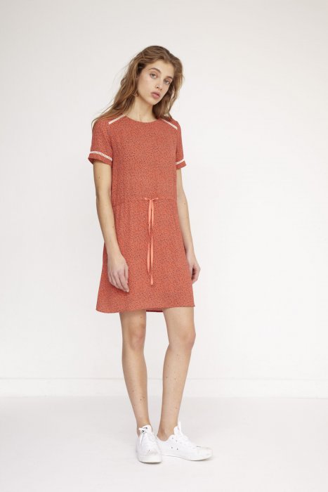 Romantisme assuré avec cette robe coquelicot Romantisme assuré avec cette robe coquelicot