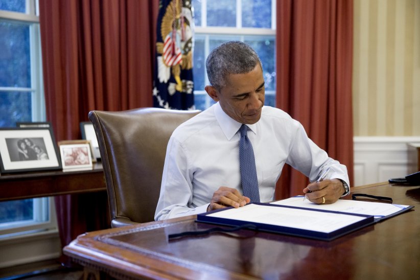 Barack Obama : quand sa main cache sa signature Barack Obama : quand sa main cache sa signature