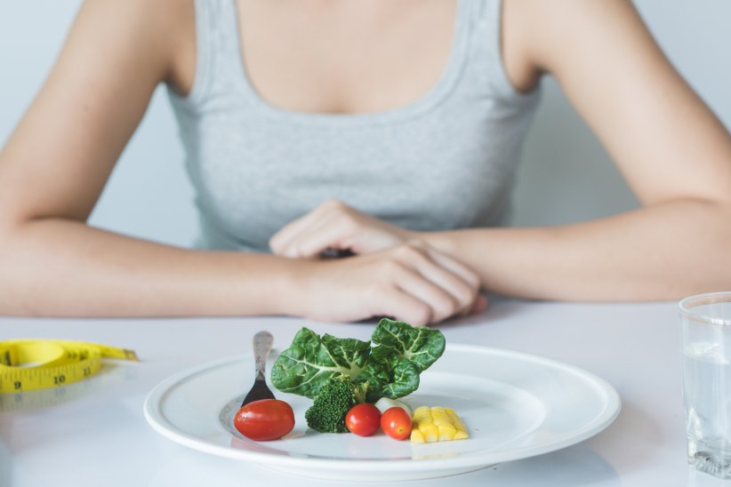 Il/elle trifouille dans son assiette en ne faisant que picorer Il/elle trifouille dans son assiette en ne faisant que picorer