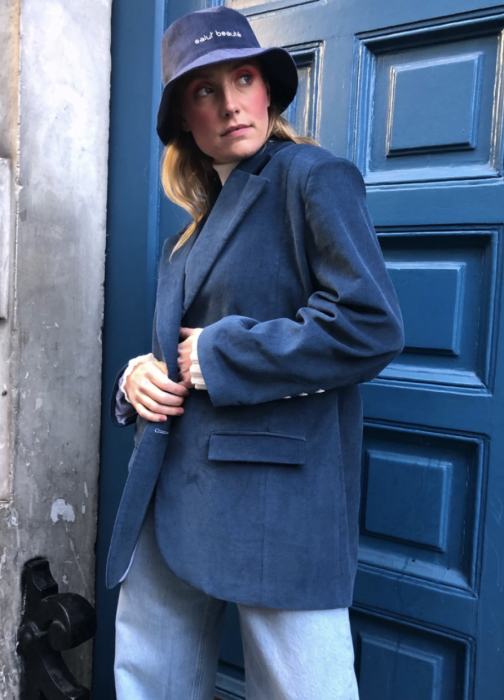 Une veste et son accessoire en velours Une veste et son accessoire en velours