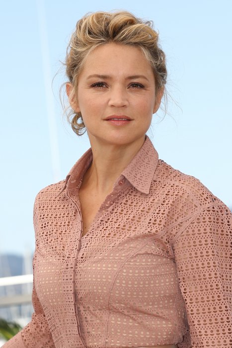 Virginie Efira : elle rêve de se blottir dans de "gros bras" Virginie Efira : elle rêve de se blottir dans de "gros bras"
