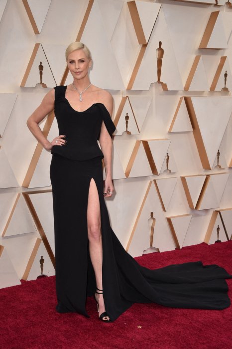 Charlize Theron : une carrière de ballerine avortée Charlize Theron : une carrière de ballerine avortée