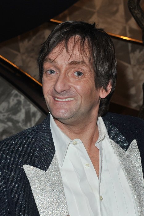 Quand Pierre Palmade drague avec des fleurs un célèbre chanteur Quand Pierre Palmade drague avec des fleurs un célèbre chanteur