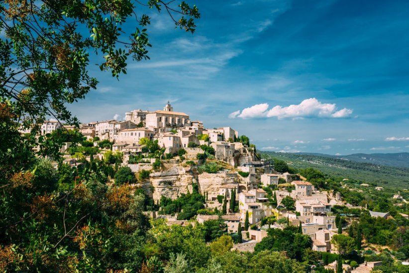 Gordes, pour une retraite paisible parmi les oliviers Gordes, pour une retraite paisible parmi les oliviers