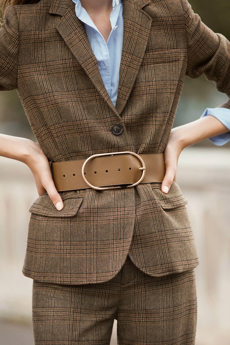 La large ceinture à boucle pour une taille bien marquée La large ceinture à boucle pour une taille bien marquée