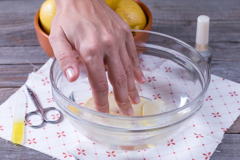 Frotter ses ongles contre du citron Frotter ses ongles contre du citron