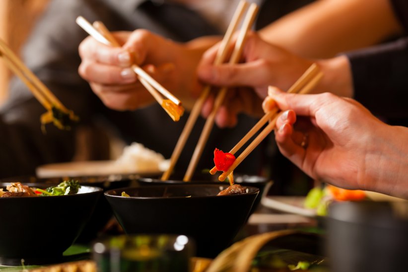 Au Japon, il ne faut pas planter ses baguettes à la verticale Au Japon, il ne faut pas planter ses baguettes à la verticale