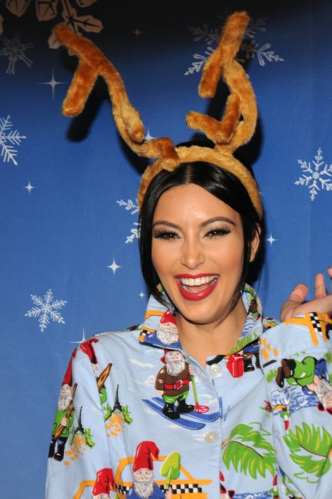 Quand Kim Kardashian joue les rennes en pyjama Quand Kim Kardashian joue les rennes en pyjama