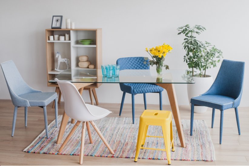 Une table discrète pour sublimer ses chaises Une table discrète pour sublimer ses chaises