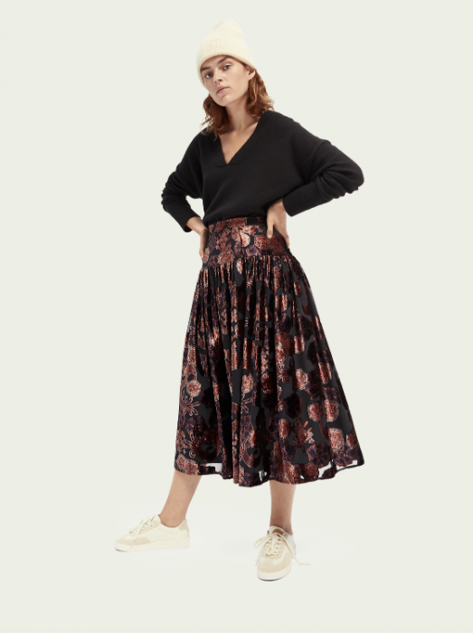 Une jupe midi en velours Une jupe midi en velours