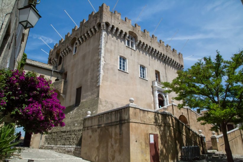 Le Château-Musée Grimaldi à Cagnes-sur-Mer Le Château-Musée Grimaldi à Cagnes-sur-Mer
