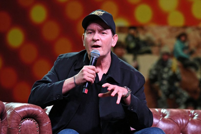 Charlie Sheen : sur la Tour Eiffel Charlie Sheen : sur la Tour Eiffel