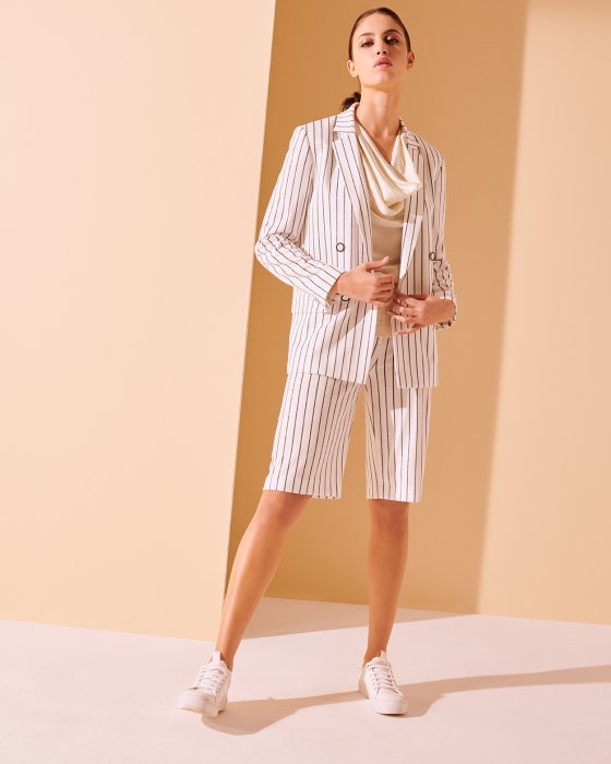 Un costume short Un costume short