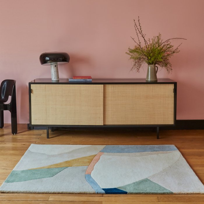 Mur rose et tapis multicolore Mur rose et tapis multicolore