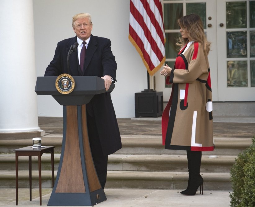 Le manteau de trop Le manteau de trop