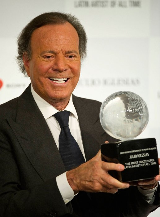 Julio Iglesias aurait eu plus de 3 000 conquêtes Julio Iglesias aurait eu plus de 3 000 conquêtes
