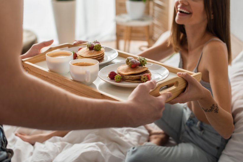 Apporter le petit-déjeuner au lit Apporter le petit-déjeuner au lit