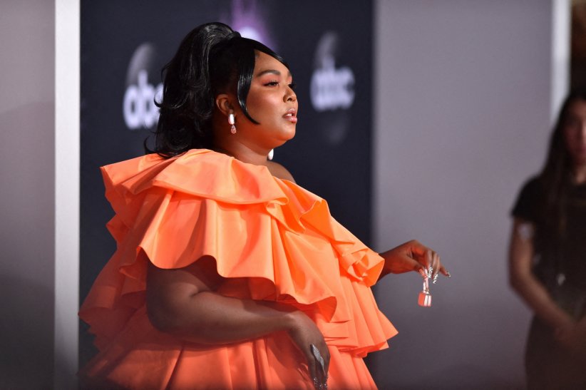 Lizzo fait le show avec son mini-sac Lizzo fait le show avec son mini-sac