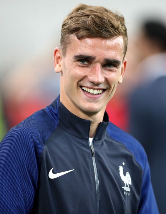 219%2Fwebedia-articles%2F8dd%2F954%2F43c915ef55e65edfa6b8a13063%2F%7C1274970-antoine-griezmann-apres-la-victoire-de-orig-1.jpg?format=822x700&quality=85