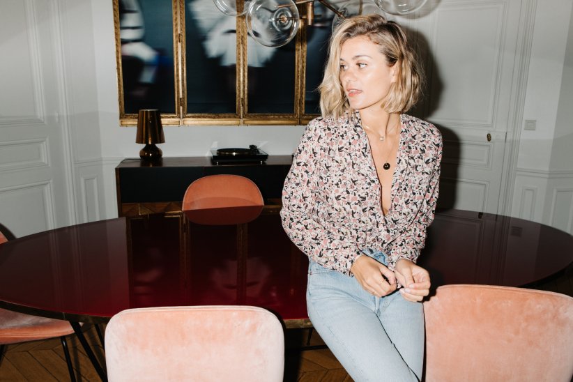Un look décontracté et sexy avec une blouse fleurie Un look décontracté et sexy avec une blouse fleurie