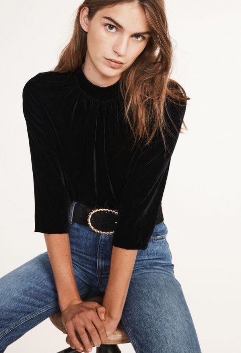 Une blouse en velours noir brillant Une blouse en velours noir brillant