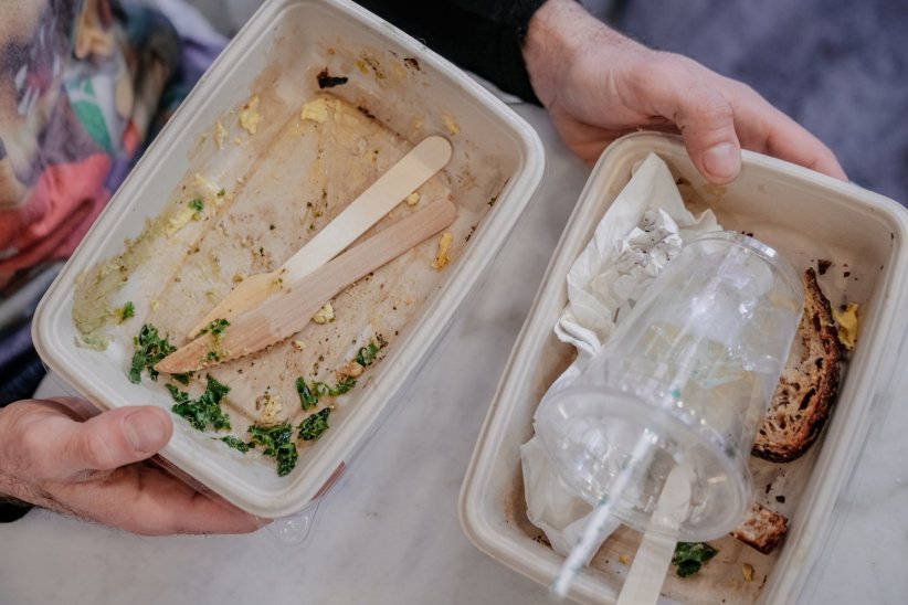 Les produits alimentaires dans les emballages sont à jeter Les produits alimentaires dans les emballages sont à jeter