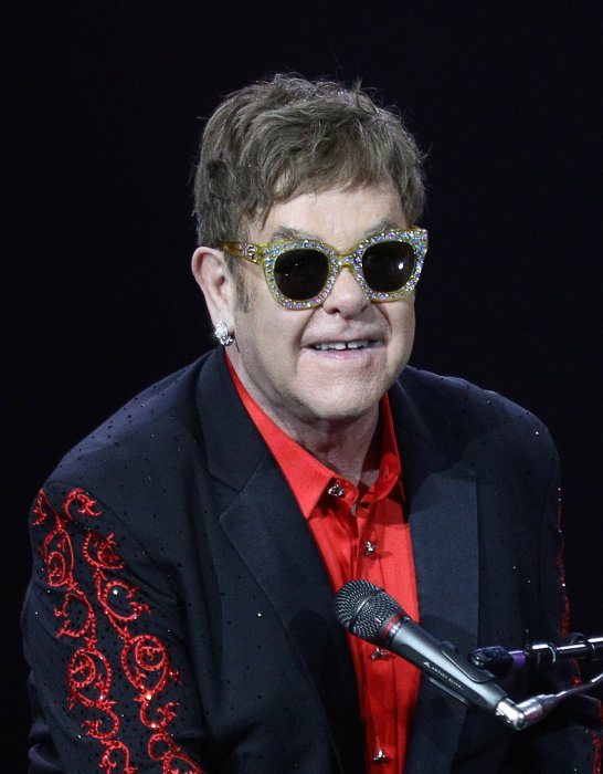 Elton John, lui-même déshérité par sa mère, privera ses enfants Elton John, lui-même déshérité par sa mère, privera ses enfants
