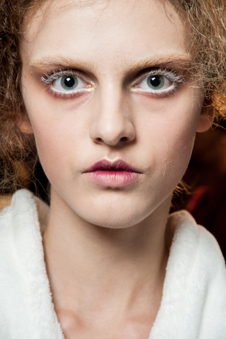 Les cils blancs : tendance et décalé Les cils blancs : tendance et décalé