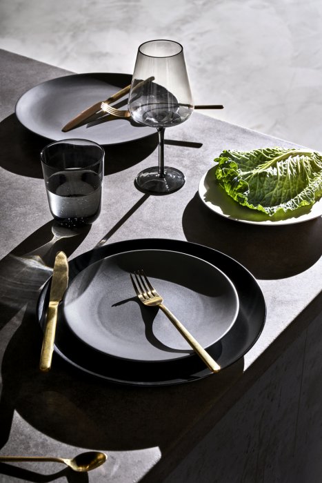 Des assiettes noires pour un dîner huppé Des assiettes noires pour un dîner huppé
