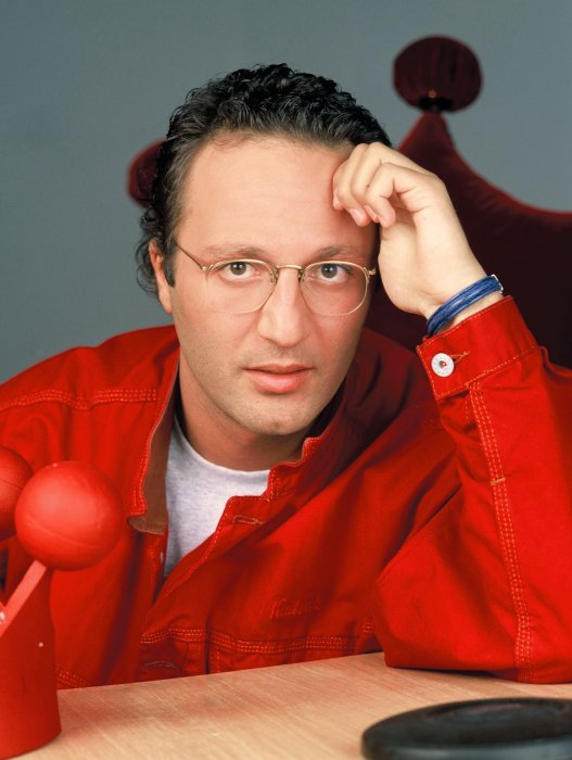 Arthur, avec lunettes et bouclettes sur les ondes Arthur, avec lunettes et bouclettes sur les ondes