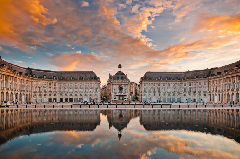 La Place de la Bourse et son immense miroir d'eau La Place de la Bourse et son immense miroir d'eau