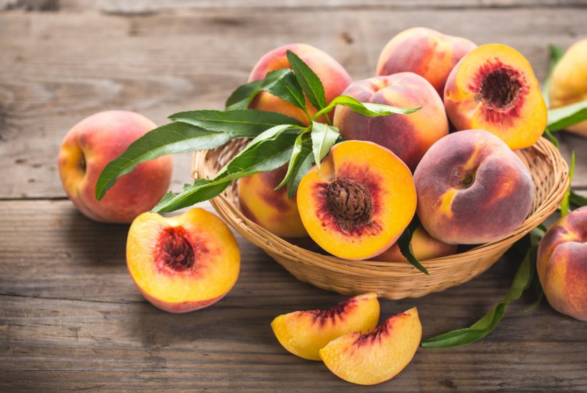 La pêche, un fruit parfumé et riche en vitamines La pêche, un fruit parfumé et riche en vitamines