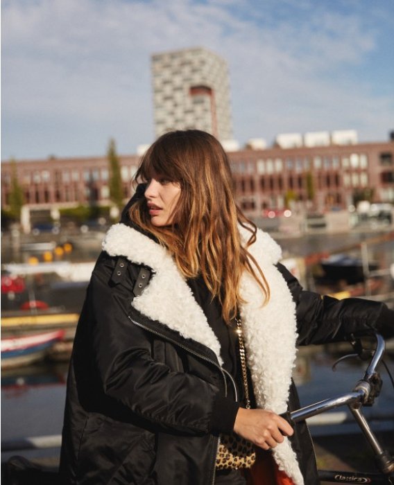 Une parka avec peau retournée Une parka avec peau retournée