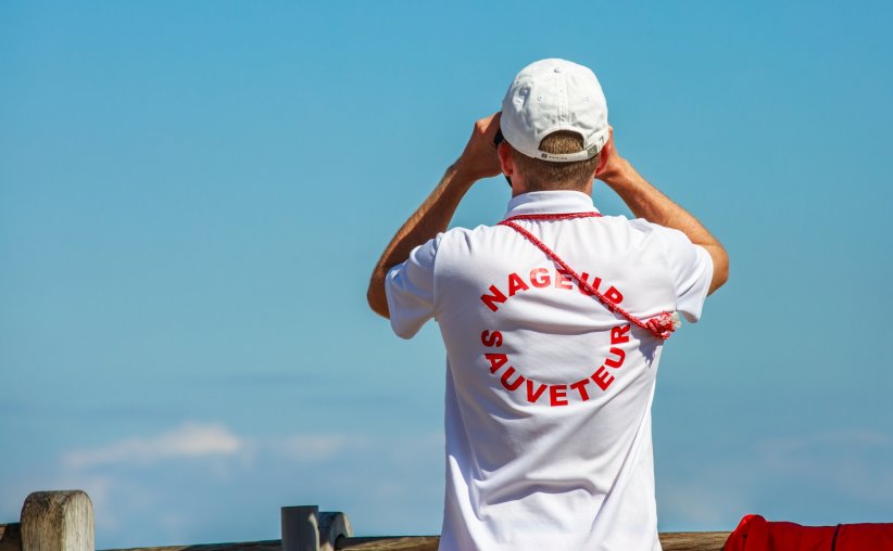 Se baigner dans un zone surveillée à la plage Se baigner dans un zone surveillée à la plage