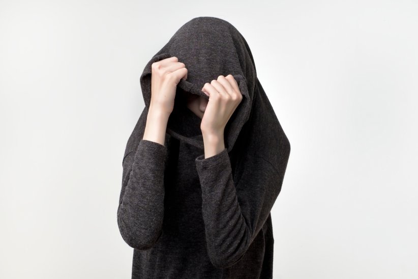 Il/elle cache de plus en plus son corps sous des vêtements larges Il/elle cache de plus en plus son corps sous des vêtements larges
