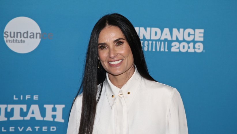Demi Moore : une quinqua naturelle et épanouie aux cheveux grisonnants Demi Moore : une quinqua naturelle et épanouie aux cheveux grisonnants