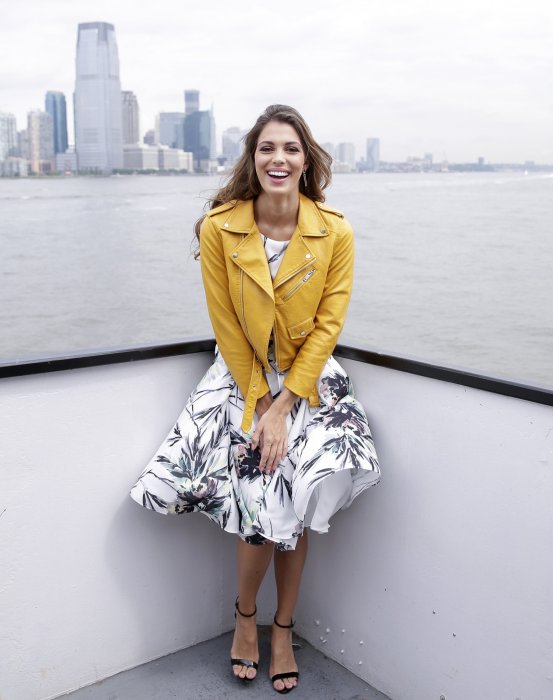 Iris Mittenaere : une tenue qui ne risque pas de prendre l'eau ! Iris Mittenaere : une tenue qui ne risque pas de prendre l'eau !