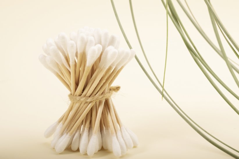 Se laver les oreilles avec la version biodégradable du coton-tige Se laver les oreilles avec la version biodégradable du coton-tige