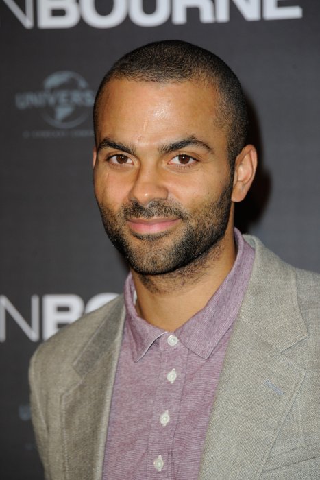 Tony Parker : il joue les paniers percés pour sa famille Tony Parker : il joue les paniers percés pour sa famille
