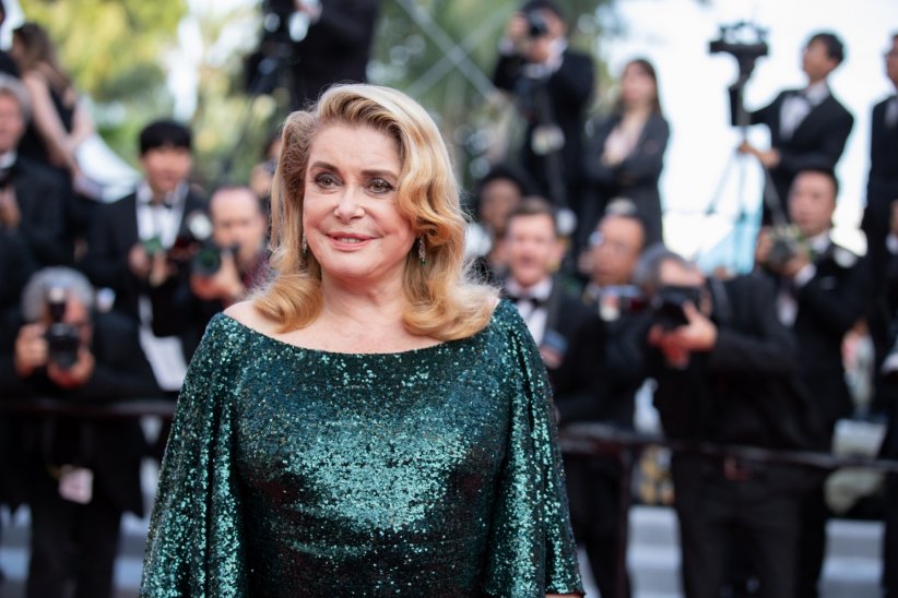 Catherine Deneuve regagne son domicile Catherine Deneuve regagne son domicile