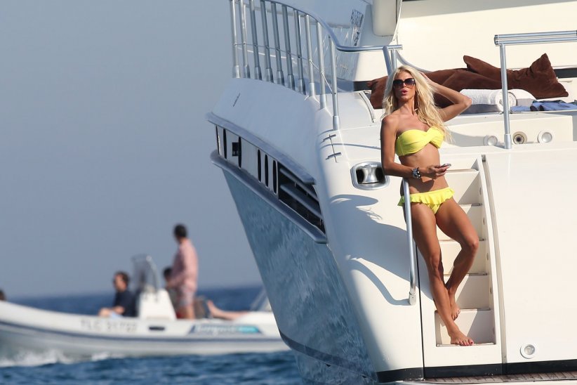 Victoria Silvstedt : la naïade prend le soleil sur son yacht Victoria Silvstedt : la naïade prend le soleil sur son yacht