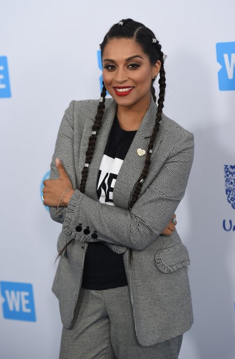 Lilly Singh est la première femme de couleur à la tête d'un talk-show de soirée Lilly Singh est la première femme de couleur à la tête d'un talk-show de soirée
